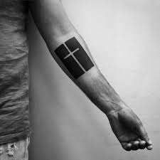 Ce tatoueur réalise une croix sur le bras de son ami. Tatouage Bras Croix Par Digitalism