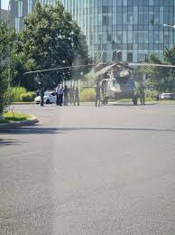 Un elicopter aparținând armatei americane a aterizat forțat joi în nordul capitalei, în sensul giratoriu din piața charles de gaulle, unde a doborât doi stâlpi de iluminat. Vojyxki0bayknm