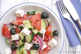 Für die salatsoße werden öl, essig, flüssige zwiebelwürze und die gehackten kräutern in einem schälchen vermischt und mit salz und pfeffer gewürzt. Griechischer Salat Mit Feta Und Oliven Sowie Essig Ol Dressing Brotwein