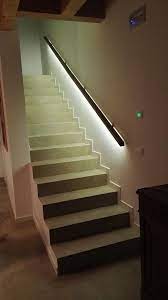 Corrimano In Rovere Lavorato A Mano Spazzolato Con Striscia Led Su Profilo In Alluminio Accensione Con Sensore Di Movimento Pir Scale Interne Alluminio Led