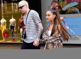 14, 2018, sources told tmz.after getting engaged just days after their first moments of pda, the duo are. Les Fans Pensent Avoir Trouve La Date De Mariage D Ariana Grande Et Pete Davidson