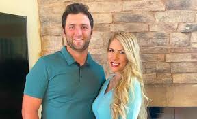 Jon rahm married kelley cahill on friday at his childhood church, basilica of begoña in bilbao, spain, and the photos are stunning. Abkdzkpc Y6mrm