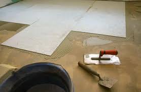 Ist nicht jedermanns sache, aber grad um badewanne und dusche herum doch sehr nützlich. Richtig Fliesen In Bad Und Kuche Heimwerker Tipps