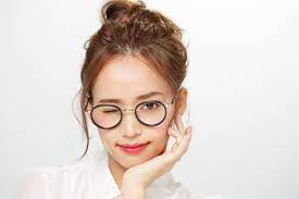 メガネをかけたときは リップメイクで変化を付けるのがおすすめ トレンドの黒ぶちメガネには赤リップ べっこうフレームにはオレンジリップが好相性です 眼鏡っ娘 glasses girl 2019 リップメイク オレンジ リップ メイク