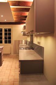 Cuisine Rustique Et Moderne Laissant Les Poutres Apparentes Mises En Valeur Par L Eclairage Indirect Et Les Plafonds Poutres Apparentes Cuisine Moderne Maison