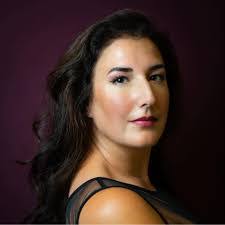 Lisa Tabet's Instagram, Twitter & Facebook