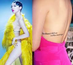 Hình xăm là một cậu bé ngồi lặng lẽ nhìn qua cửa sổ về hướng xa xăm. Hinh XÄƒm Hiá»ƒm Hoc Cá»§a Hoa Minzy Báº£o Anh Gay To Mo Tin Tá»©c Online