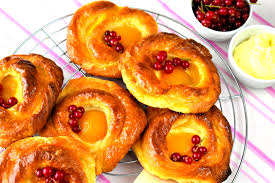 Le brioche girelle danesi alla crema possono anche essere preparate sostituendo l'uvetta con le gocce di cioccolato così da creare una merenda per i più piccoli. Brioche Danese Alla Frutta Dolci Progetti Di Umberto Cozzolino