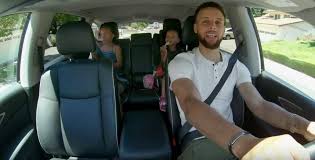 Bạn sẽ thấy biểu tượng 'chia sẻ' ở bên phải màn hình. Steph Curry Belts A Song From Hamilton With His Daughters In Viral Video