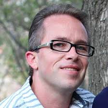 Pai de bebê com Down foi afastado de filha com a mesma síndrome pela ex