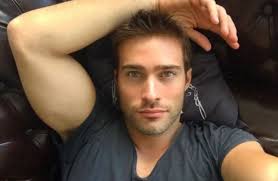 La apasionada escena de amor de Rodrigo Guirao Díaz en "Campanas en la  noche"