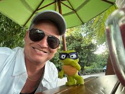 Hi I'm new here I'm just going to show you an adorable picture of Father  and son. 😊🐥🐓