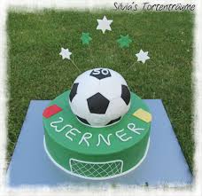 Den kuchen dekorieren wir am ende wie ein fußballfeld, passend zur em 2016 =) für weitere da der kuchen später aussehen soll wie ein fußballfeld, werden die kokosraspeln grün eingefärbt. Silvia S Tortentraume Fussball 2stockig Fussballtorte Fondant Motivtorte Schnittvorlage Ball Fussballtorte Fussball Torte Fondant Torten Fussball Geburtstag
