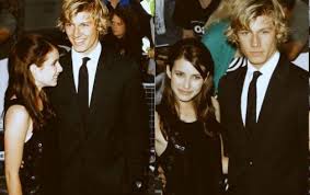 Актриса брала ее с собой на съемки, а в 2000 году помогла эмме дебютировать в кино. Emma Roberts Biografiya Foto Lichnaya Zhizn Muzh I Deti Rost I Ves 2021