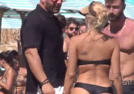 Η βίκυ κάβουρα σε συνέντευξή της δήλωσε ανάμεσα σε άλλα ότι ο τρύφωνας στο j2us ήταν η χαρά μου ενώ ήρεμες παρασκηνιακά ήταν η έρρικα πρεζεράκου και η ελένη χατζίδου. Biky Kaboyra Anastatwse Thn Psarroy Me To Kayto Ths Mpikini