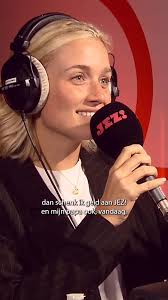‘t Was iets te veel ‘papa dit, papa dat’ voor ons @jana_dewilde en ze had  het door: da’s dan 100 sms’en voor @Jezofficial.be, @Julie Vermeire! 🙈  #DeGroteJEZActieweek #Qmusic #ZotteDoos