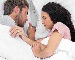 9 وضعيات نوم تعب ر عن نوع العلاقة مع الشريك Ellearabia