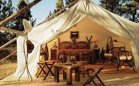 Es gibt bereits glampingunterkünfte und der trend glamping in deutschland geht weiter aufwärts. Glamping Wenn Luxus Zelt Auf Campingplatz Trifft Momondo Entdecken