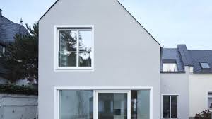 Unter schwierigen, beengten grundstücksbedingungen und der schutzzonenverordnung entsprechenden bauauflagen gelang es dem architekten christian farcher von archipur ein kleines eigenwilliges einfamilienhaus umzusetzen. Bund Deutscher Architekten Haus A Erweiterung Eines Denkmalgeschutzten Ensembles