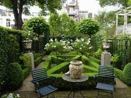 Flower Garden Tropical Formal Garden Layout Ideas And Edible Flower Garden Layout Home Dec Small Courtyard Gardens Backyard Garden Design Small Garden Design