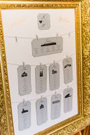 Sitzplan Tischplan Bei Der Hochzeit In Weiss Grau Und Gold In Einem Bilderrahmen Mit Schnuren Un Bilderrahmen Hochzeit Hochzeit Tisch Ideen Sitzplan Hochzeit