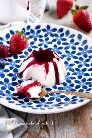 Preparata con soltanto latte e farina di tara (o guar) + un dolcificante che non sia zucchero raffinato (io ho utilizzato sukrin naturale zero calorie e zero carboidrati). Panna Cotta Perfetta In 10 Minuti Di Preparazione E Con 4 Ingredienti