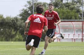 Latest on benfica midfielder paulo bernardo including news, stats, videos, highlights and more on espn. Bes Joao Ferreira Morato Leo Kokubo E Paulo Bernardo A Espreita No Benfica I Liga Sapo Desporto