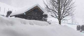 Neuschnee oder lockere schneedecke > 10 cm und wiederholt böen ab 8 bft. Unwetterwarnung Extreme Schneefalle In Den Alpen Skigebiete Test Magazin