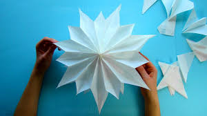 Ein weiteres preisgünstiges bastelmaterial mit dem man richtig große sterne basteln kann, sind butterbrottüten. Sterne Basteln Fur Weihnachten Mit Butterbrottuten Diy Butterbrotpapier Weihnachtssterne Basteln Youtube