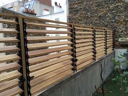 Est une entreprise spécialisée dans la protection solaire avec plus de 10 ans. Lames Orientables Environnement Bois