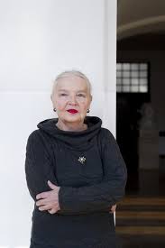 Although intimately involved with various aspects of solidarity's activities, jadwiga staniszkis maintains a detached and critical attitutde toward the movement. Prof Jadwiga Staniszkis Pis Probuje Przestawic Polske Na Wschodnia Mentalnosc Wywiad Polska Times