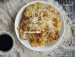 Saat masih panas taburi dengan parutan keju dan cokelat. Diah Didi S Kitchen Pisang Goreng Keju
