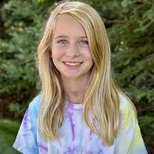 Tess Everett's Instagram, Twitter & Facebook