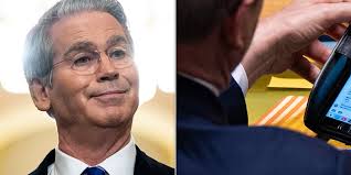 Photographer Captures Trump Official's Panicked Private Text Message, And  It's Pretty Bad