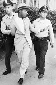 Biografia Imagen De Martin Luther King Martin Luther King Jr Being Arrested Personajes De La Historia Personajes Fotos Historicas