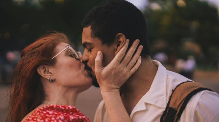 Dia do Beijo: o que acontece com o corpo quando beijamos?