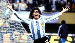 Mario kempes, sosoknya terkenal sebagai maestro sepak bola argentina yang sempat singgah di klub sepak bola indonesia, pelita jaya. Mario Kempes Antara Argentina Spanyol Dan Indonesia Pandit Football Indonesia