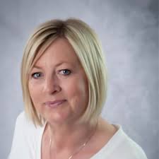 When Lisa Carlin was diagnosed with breast cancer, she turned to her hot  pink ballet flats to lift her spirits while going through treatment.