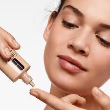 Encuentra tu tono ideal en los eventos VIP de Clinique en Almacenes SIMAN,  con la visita del maquillista internacional Roberto Bonner.😍😉 Te  esperamos con servicios de maquillaje, regalos por compra, precios  especiales