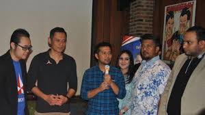 Adapun khofifah merupakan menteri sosial, sedangkan emil dardak merupakan bupati trenggalek. Emil Dardak Siap Menangkan Demokrat Di Pileg Tapi Bantu Jokowi Di Pilpres Surya Malang