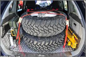 Un Arceau 8 Points Heigo Sur Mesure Encadre Deux Sieges Baquet Konig Munis De Harnais Sparco La Banquette Arriere Cuir A Suv De Luxe Porsche Boite Automatique