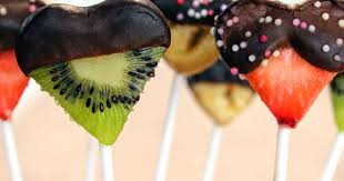 Sucettes De Fruits Au Chocolat Pour La Saint Valentin Recette Par Delicimo En 2020 Chocolat Saint Valentin Saint Valentin Et Chocolat