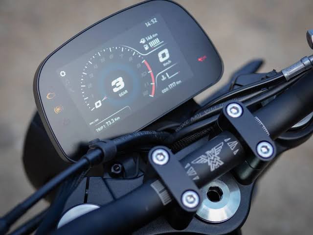 Moto Morini Seiemmezzo STR. Zwinny, uniwersalny, kuszący [test, recenzja,  opinia, dane techniczne, cena, 2024, A2] | Artykuł - Motovoyager