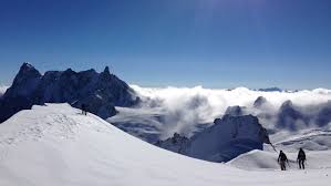 Le guide de haute montagne doit à chaque instant évaluer l'environnement dans lequel son groupe se trouve pour toujours privilégier la sécurité, en fonction de l'endurance et de l'expérience de chacun. Webdoc Passe Montagne A L Ecole Des Guides De Haute Montagne De Chamonix