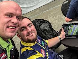 Zo keken Michael van Gerwen en Luke Littler samen naar de Formule 1