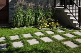 Idee D Amenagement Paysager Un Sentier Combinant Verdure Et Dalle De Beton Dalle Citadin Gris Clair Landscapin Amenagement Paysager Paysagiste Dalle Beton