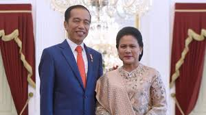 Joko widodo, m.pd lahir pada 6 januari 1967 di grobogan. The Jokowi Iriana Love Story From Cycling To Eating Meatballs On A Street Vendor