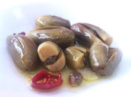 Infatti, oltre ad imbarattolare frutta e verdure per conservarle ed utilizzarle per molti mesi (per questioni di stagionalità), noi napoletani siamo molto bravi nell'arte della preparazione delle melanzane. Melanzanine Napoletane Sott Olio