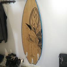 C'est également un excellent moyen de ranger quelque part entre le plancher et le plafond : Telecharger Fichier Stl Gratuit Support Mural Pour Planche De Surf Support Avant Coulissant Pour Un Acces Rapide Objet Pour Impression 3d Cults