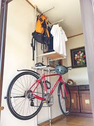 アルミパイプを使って玄関の壁にロードバイクスタンドをdiyしました バイクを掛ける高さを自由に変更できて さらに棚 やハンガーも一緒に作ることができます 釘を一切使用せず壁に直接固定していないので賃貸住宅でも利用できます ロードバイク 収納 diy 100均